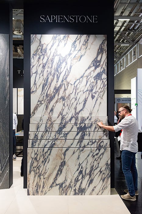 Las superficies cerámicas de Sapienstone aterrizan en Interzum 2025