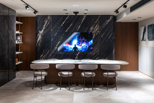 Cersaie 2025: Sapienstone renueva showroom con una sala dedicada a “Dress Code” y presenta “Mater”, un nuevo espacio expositivo.