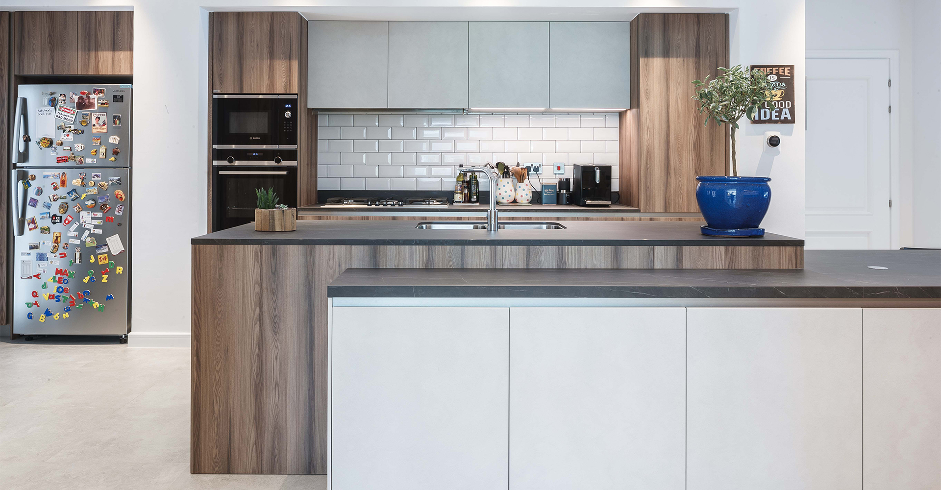 La encimera SapienStone Pietra Grey para una cocina Snaidero en Dubái