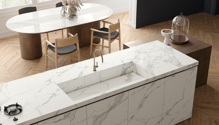 encimera de cocina de gres porcelánico efecto mármol Calacatta Light
SapienStone para isla, encimera de trabajo y mesa