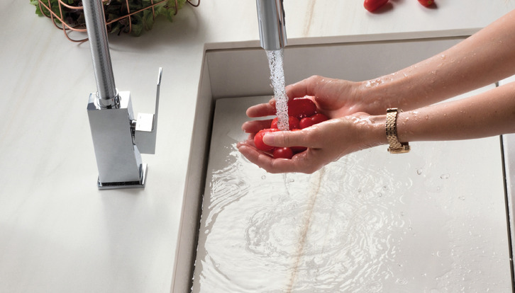 encimera de cocina de gres porcelánico efecto mármol Bianco Lasa SapienStone para encimera de trabajo y lavabo