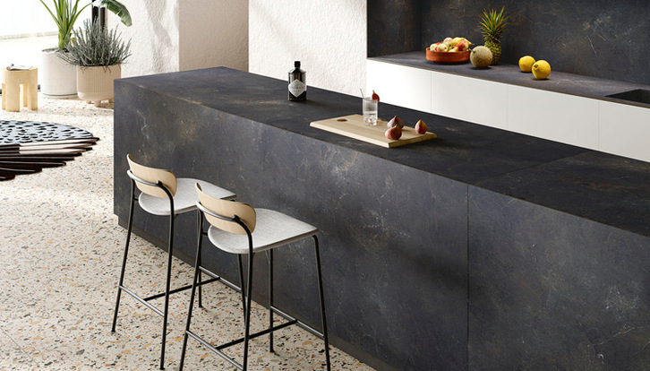 encimera de cocina color negro iridiscente Black Diamond de SapienStone con efectos metálicos oro y bronce.