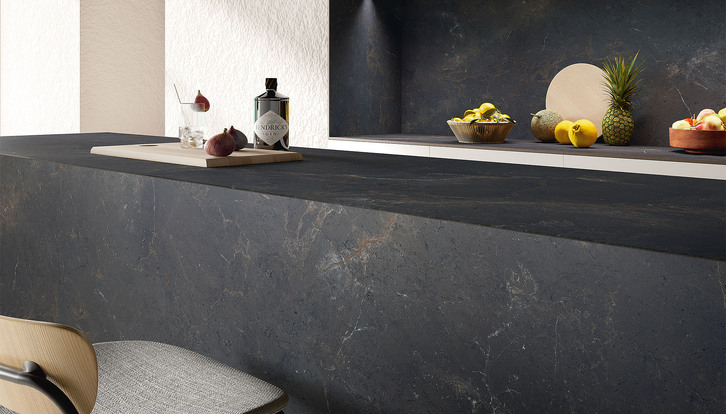 Cocina negra elegante y sostenible - SapienStone